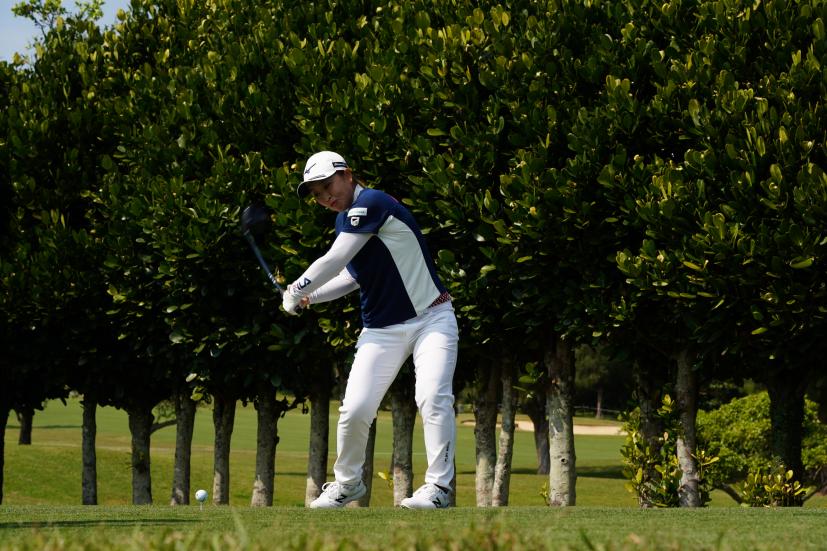 西郷真央のドライバースイング（斜め前方）連続写真【2022年ダイキンオーキッドレディスゴルフトーナメント】