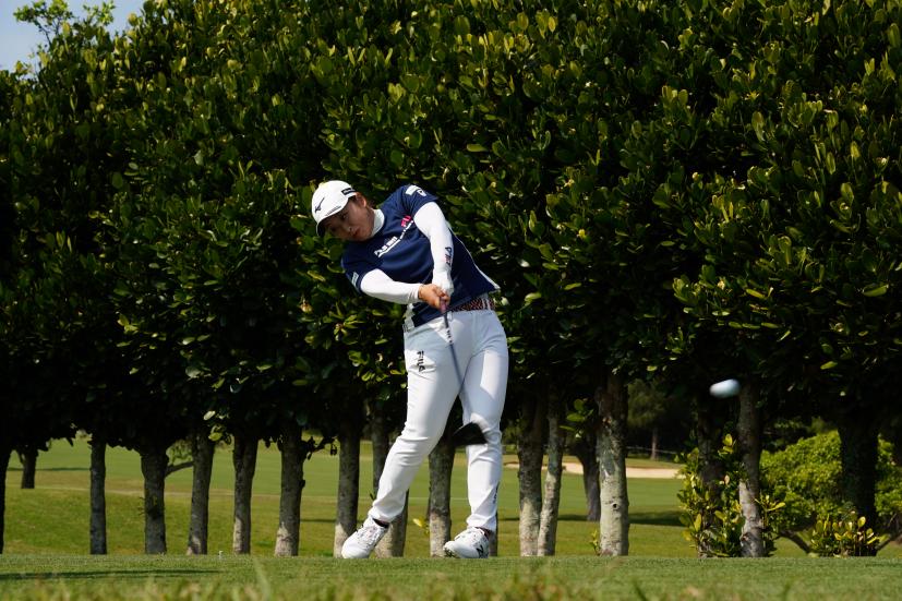 西郷真央のドライバースイング（斜め前方）連続写真【2022年ダイキンオーキッドレディスゴルフトーナメント】