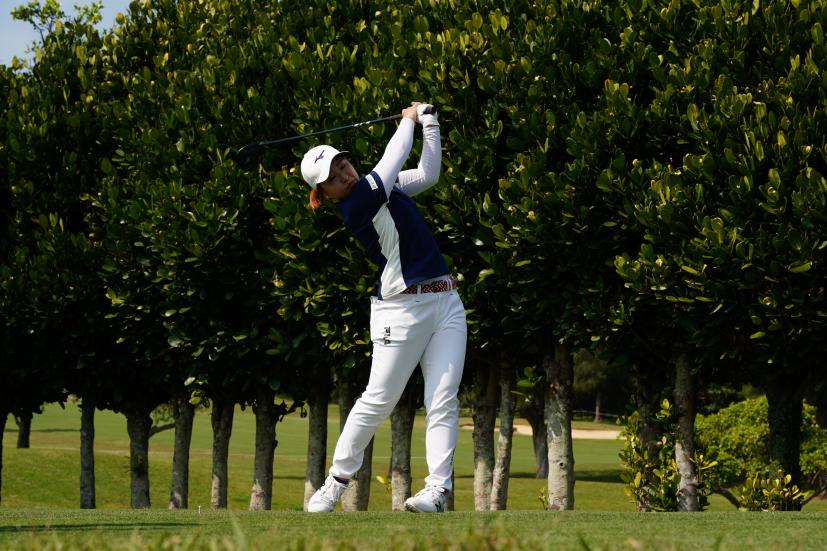 西郷真央のドライバースイング（斜め前方）連続写真【2022年ダイキンオーキッドレディスゴルフトーナメント】