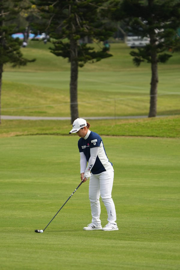 西郷真央のフェアウェイウッドスイング（斜め前方）連続写真【2022年ダイキンオーキッドレディスゴルフトーナメント】