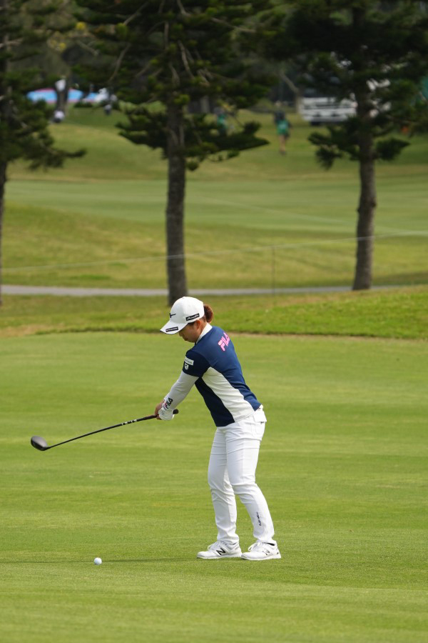 西郷真央のフェアウェイウッドスイング（斜め前方）連続写真【2022年ダイキンオーキッドレディスゴルフトーナメント】