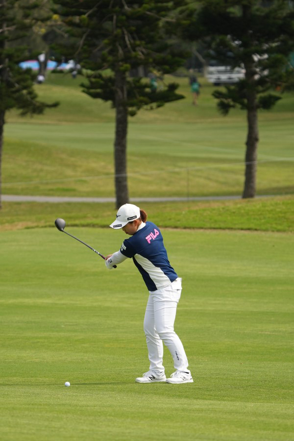西郷真央のフェアウェイウッドスイング（斜め前方）連続写真【2022年ダイキンオーキッドレディスゴルフトーナメント】