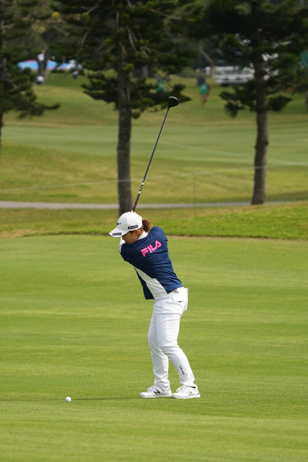西郷真央のフェアウェイウッドスイング（斜め前方）連続写真【2022年ダイキンオーキッドレディスゴルフトーナメント】