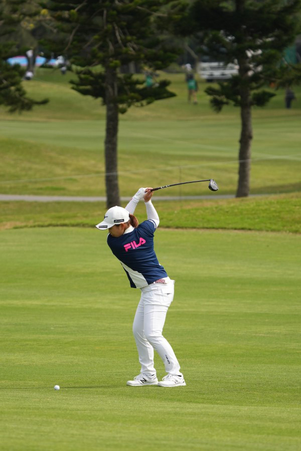 西郷真央のフェアウェイウッドスイング（斜め前方）連続写真【2022年ダイキンオーキッドレディスゴルフトーナメント】
