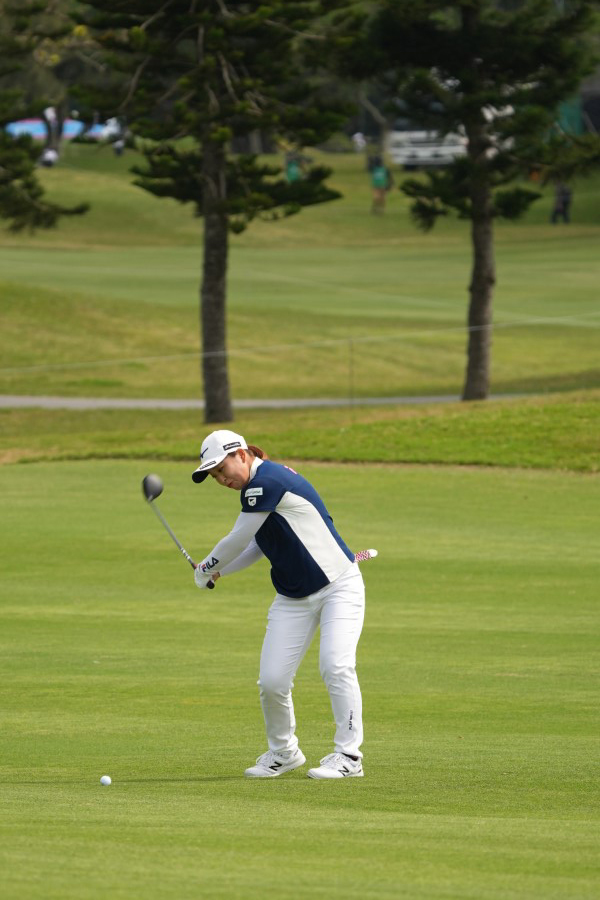 西郷真央のフェアウェイウッドスイング（斜め前方）連続写真【2022年ダイキンオーキッドレディスゴルフトーナメント】