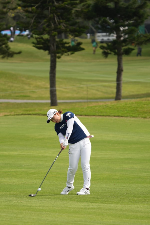 西郷真央のフェアウェイウッドスイング（斜め前方）連続写真【2022年ダイキンオーキッドレディスゴルフトーナメント】