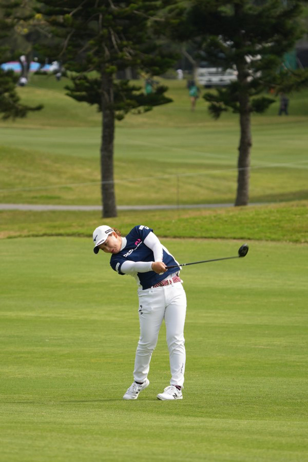 西郷真央のフェアウェイウッドスイング（斜め前方）連続写真【2022年ダイキンオーキッドレディスゴルフトーナメント】