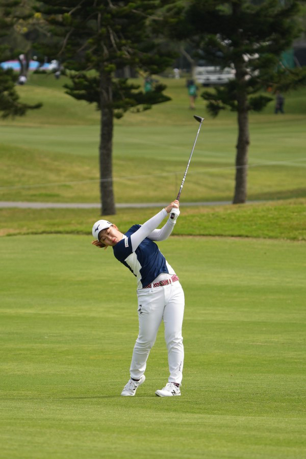 西郷真央のフェアウェイウッドスイング（斜め前方）連続写真【2022年ダイキンオーキッドレディスゴルフトーナメント】