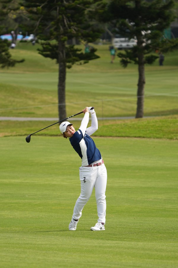 西郷真央のフェアウェイウッドスイング（斜め前方）連続写真【2022年ダイキンオーキッドレディスゴルフトーナメント】