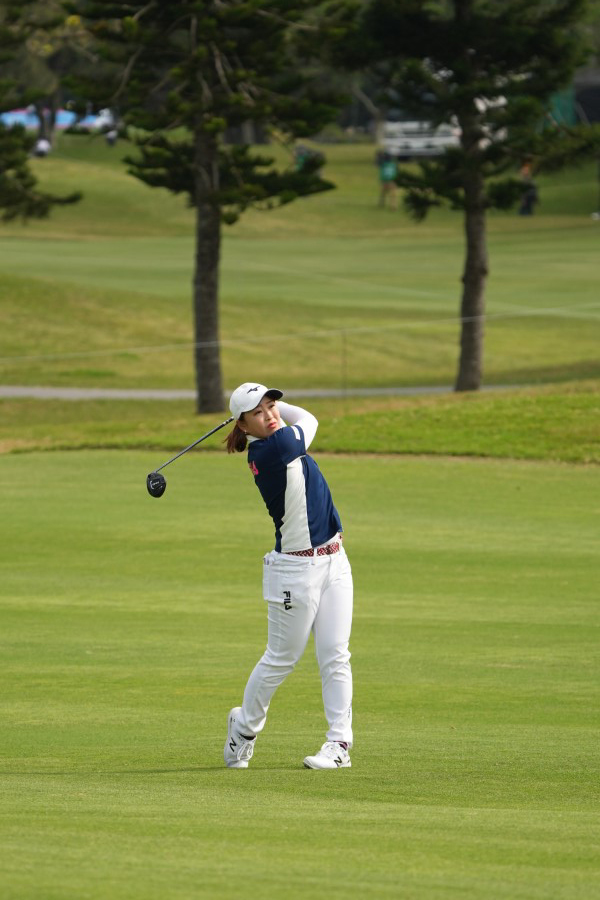 西郷真央のフェアウェイウッドスイング（斜め前方）連続写真【2022年ダイキンオーキッドレディスゴルフトーナメント】