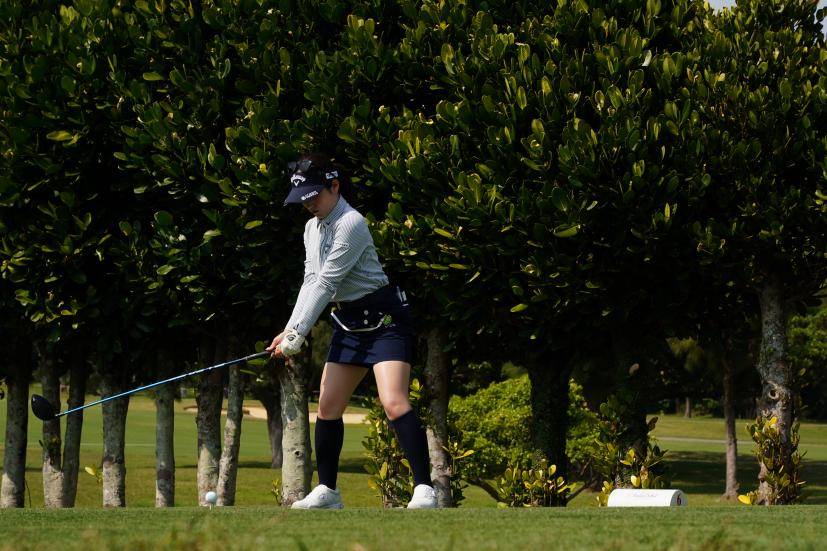 西村優菜のドライバースイング（斜め前方）連続写真【2022年ダイキンオーキッドレディスゴルフトーナメント】