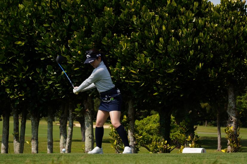 西村優菜のドライバースイング（斜め前方）連続写真【2022年ダイキンオーキッドレディスゴルフトーナメント】