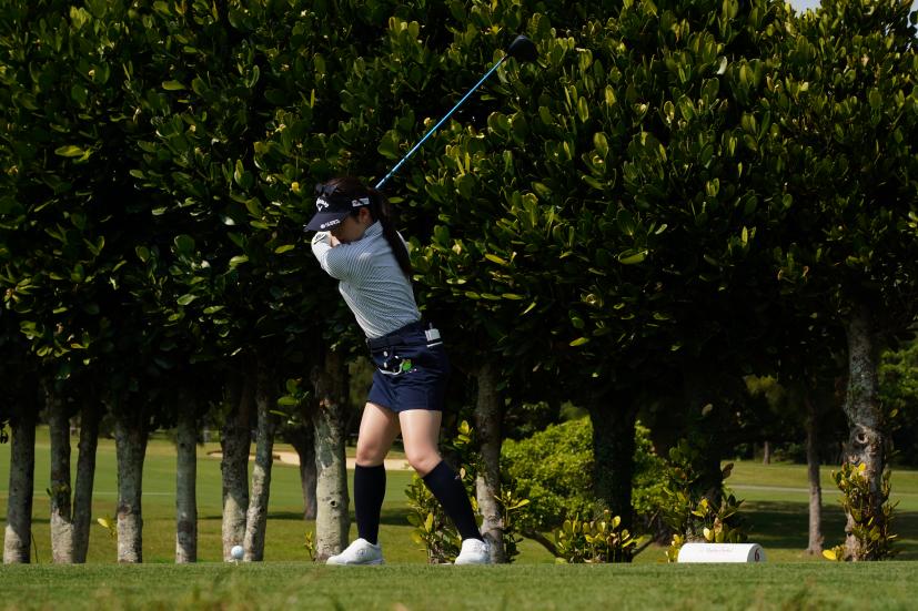 西村優菜のドライバースイング（斜め前方）連続写真【2022年ダイキンオーキッドレディスゴルフトーナメント】