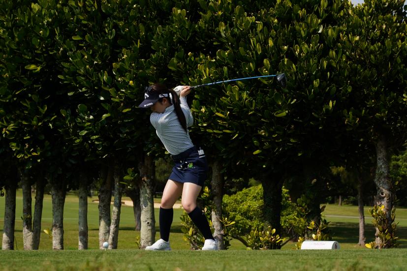 西村優菜のドライバースイング（斜め前方）連続写真【2022年ダイキンオーキッドレディスゴルフトーナメント】