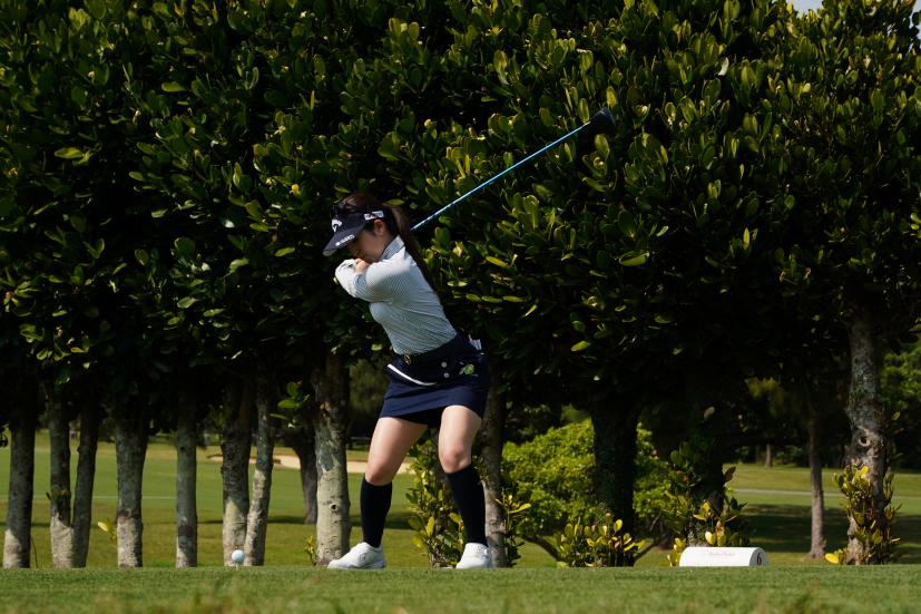 西村優菜のドライバースイング（斜め前方）連続写真【2022年ダイキンオーキッドレディスゴルフトーナメント】