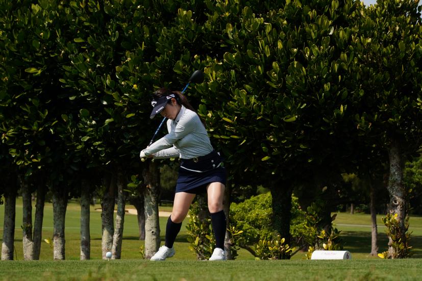 西村優菜のドライバースイング（斜め前方）連続写真【2022年ダイキンオーキッドレディスゴルフトーナメント】
