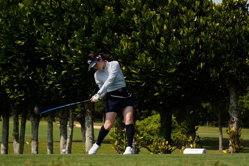 西村優菜のドライバースイング（斜め前方）連続写真【2022年ダイキンオーキッドレディスゴルフトーナメント】