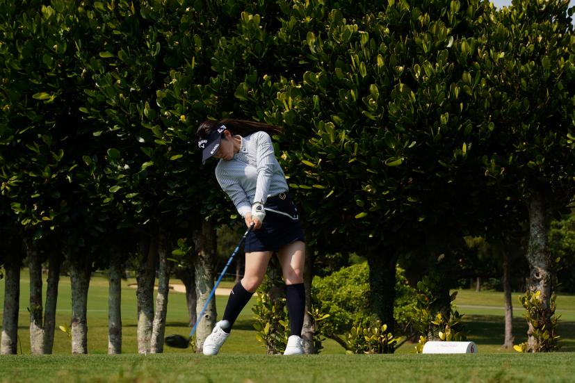 西村優菜のドライバースイング（斜め前方）連続写真【2022年ダイキンオーキッドレディスゴルフトーナメント】