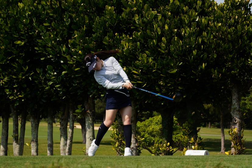 西村優菜のドライバースイング（斜め前方）連続写真【2022年ダイキンオーキッドレディスゴルフトーナメント】