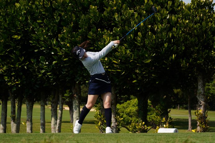 西村優菜のドライバースイング（斜め前方）連続写真【2022年ダイキンオーキッドレディスゴルフトーナメント】