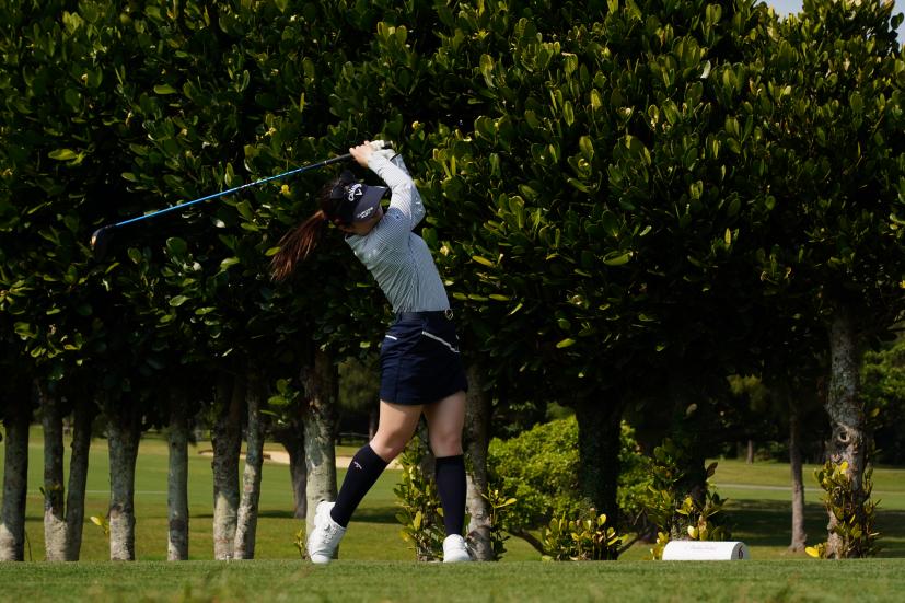 西村優菜のドライバースイング（斜め前方）連続写真【2022年ダイキンオーキッドレディスゴルフトーナメント】