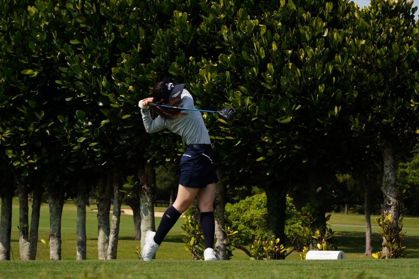 西村優菜のドライバースイング（斜め前方）連続写真【2022年ダイキンオーキッドレディスゴルフトーナメント】