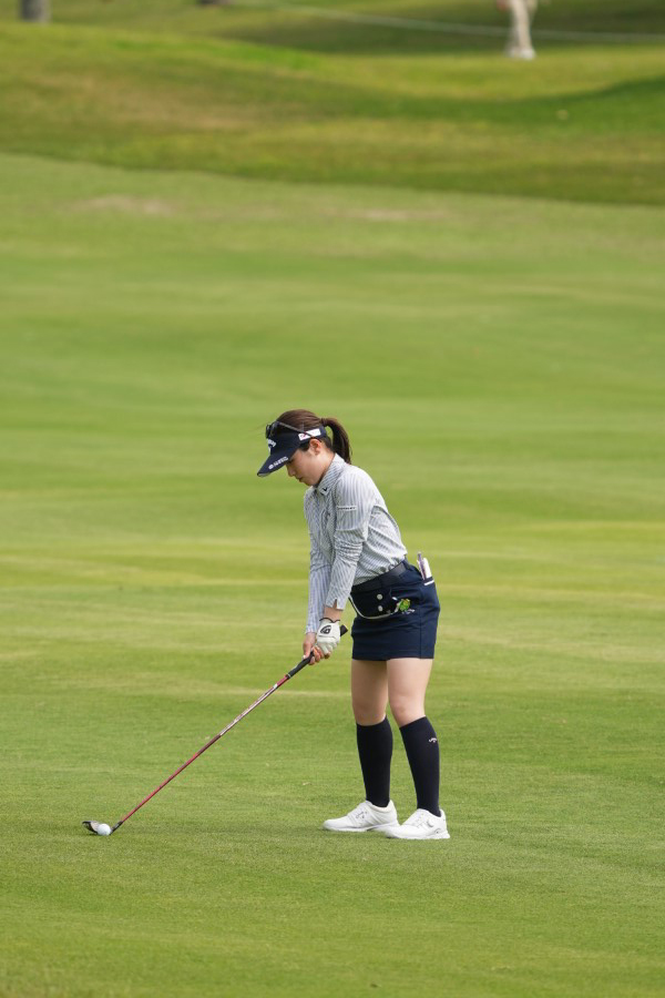 西村優菜のフェアウェイウッドスイング（斜め前方）連続写真【2022年ダイキンオーキッドレディスゴルフトーナメント】