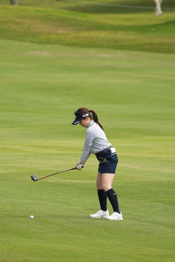 西村優菜のフェアウェイウッドスイング（斜め前方）連続写真【2022年ダイキンオーキッドレディスゴルフトーナメント】