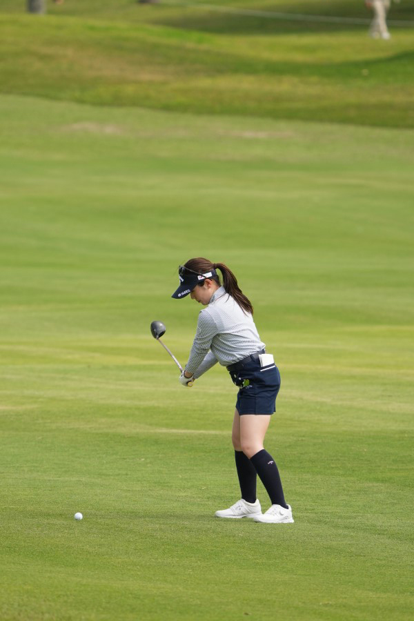 西村優菜のフェアウェイウッドスイング（斜め前方）連続写真【2022年ダイキンオーキッドレディスゴルフトーナメント】