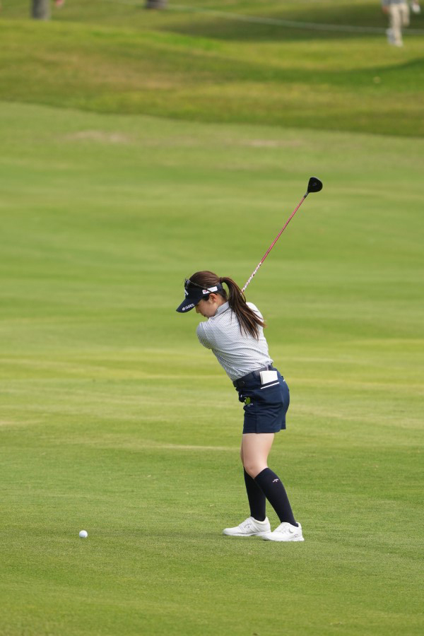 西村優菜のフェアウェイウッドスイング（斜め前方）連続写真【2022年ダイキンオーキッドレディスゴルフトーナメント】