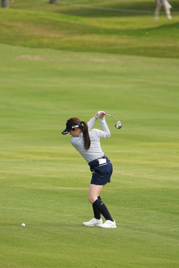 西村優菜のフェアウェイウッドスイング（斜め前方）連続写真【2022年ダイキンオーキッドレディスゴルフトーナメント】