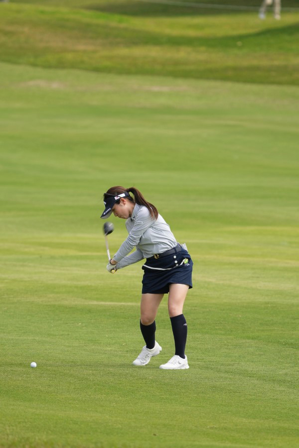 西村優菜のフェアウェイウッドスイング（斜め前方）連続写真【2022年ダイキンオーキッドレディスゴルフトーナメント】