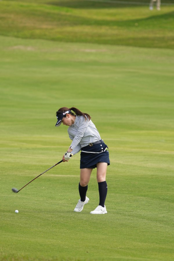 西村優菜のフェアウェイウッドスイング（斜め前方）連続写真【2022年ダイキンオーキッドレディスゴルフトーナメント】