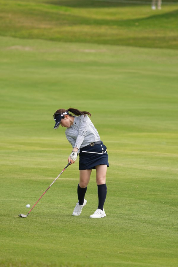 西村優菜のフェアウェイウッドスイング（斜め前方）連続写真【2022年ダイキンオーキッドレディスゴルフトーナメント】