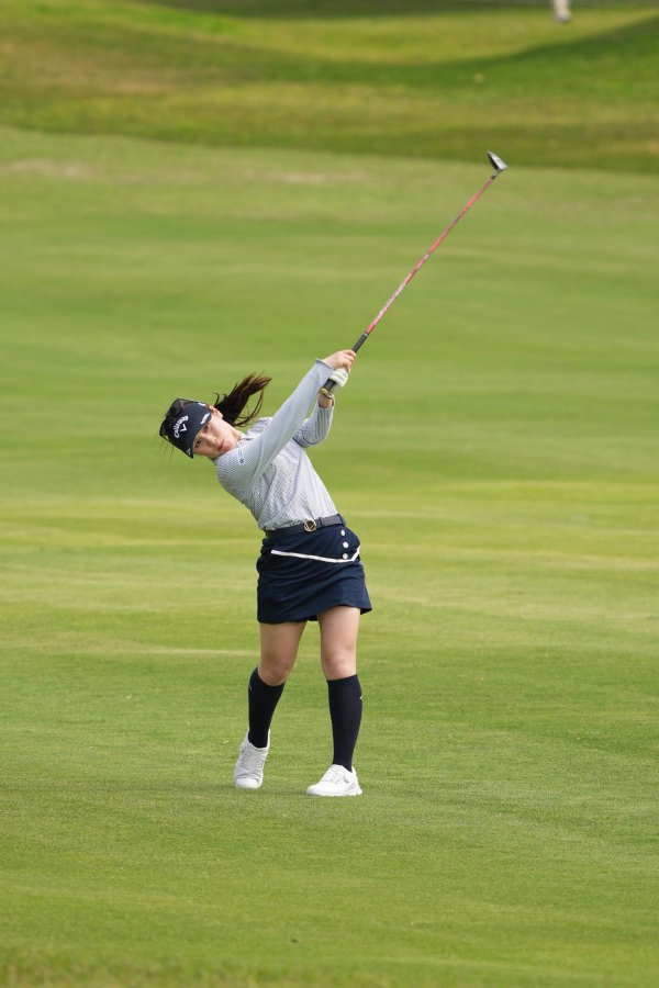 西村優菜のフェアウェイウッドスイング（斜め前方）連続写真【2022年ダイキンオーキッドレディスゴルフトーナメント】