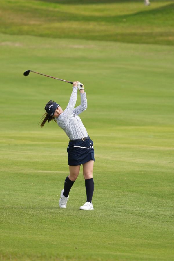 西村優菜のフェアウェイウッドスイング（斜め前方）連続写真【2022年ダイキンオーキッドレディスゴルフトーナメント】