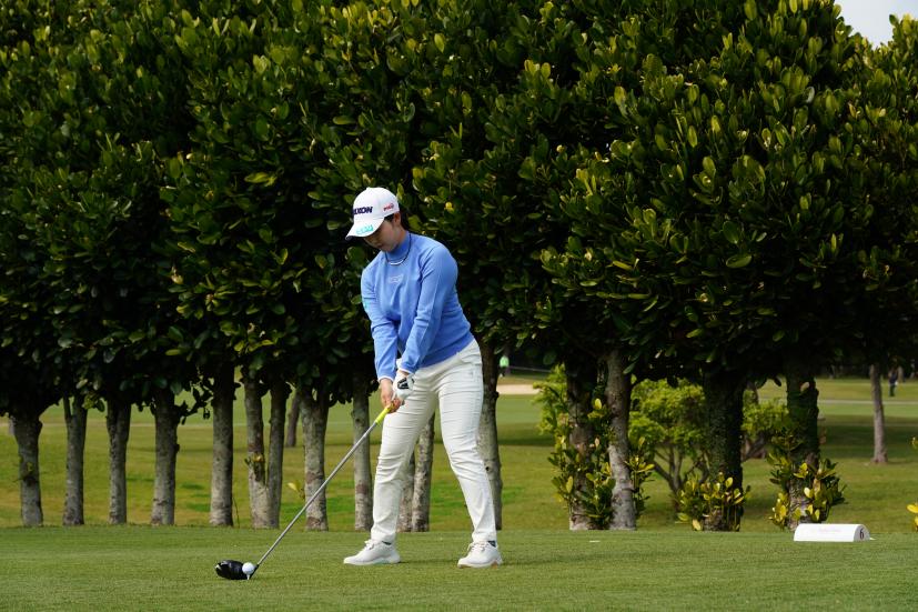 小祝さくらのドライバースイング（斜め前方）連続写真【2022年ダイキンオーキッドレディスゴルフトーナメント】