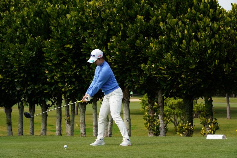 小祝さくらのドライバースイング（斜め前方）連続写真【2022年ダイキンオーキッドレディスゴルフトーナメント】