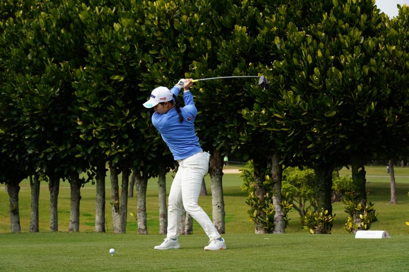 小祝さくらのドライバースイング（斜め前方）連続写真【2022年ダイキンオーキッドレディスゴルフトーナメント】