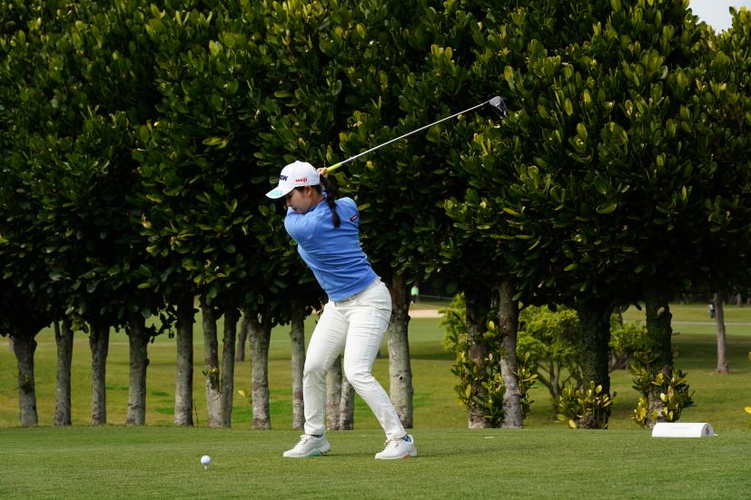 小祝さくらのドライバースイング（斜め前方）連続写真【2022年ダイキンオーキッドレディスゴルフトーナメント】