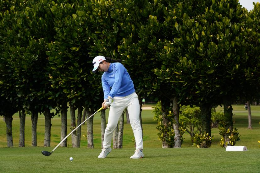 小祝さくらのドライバースイング（斜め前方）連続写真【2022年ダイキンオーキッドレディスゴルフトーナメント】