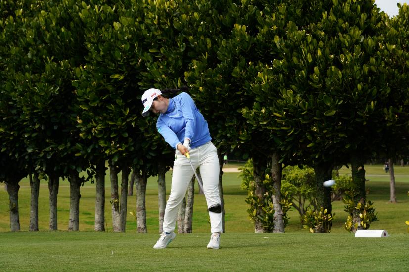 小祝さくらのドライバースイング（斜め前方）連続写真【2022年ダイキンオーキッドレディスゴルフトーナメント】