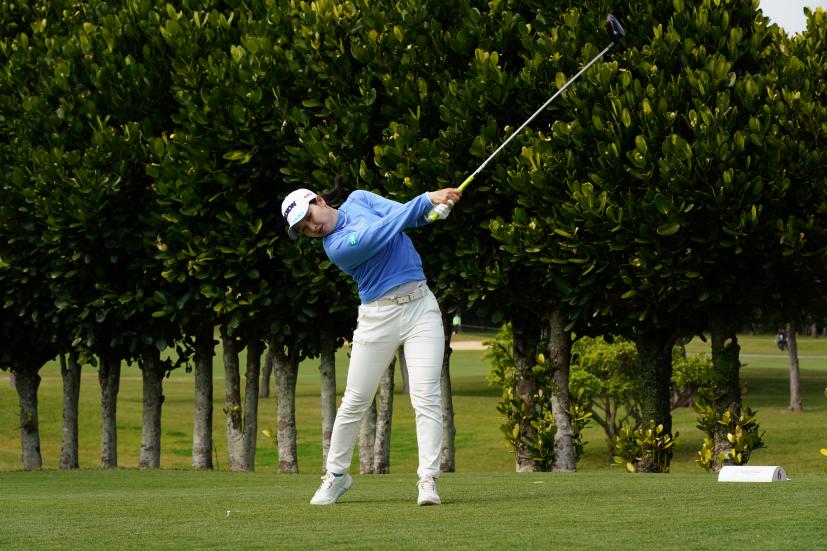 小祝さくらのドライバースイング（斜め前方）連続写真【2022年ダイキンオーキッドレディスゴルフトーナメント】