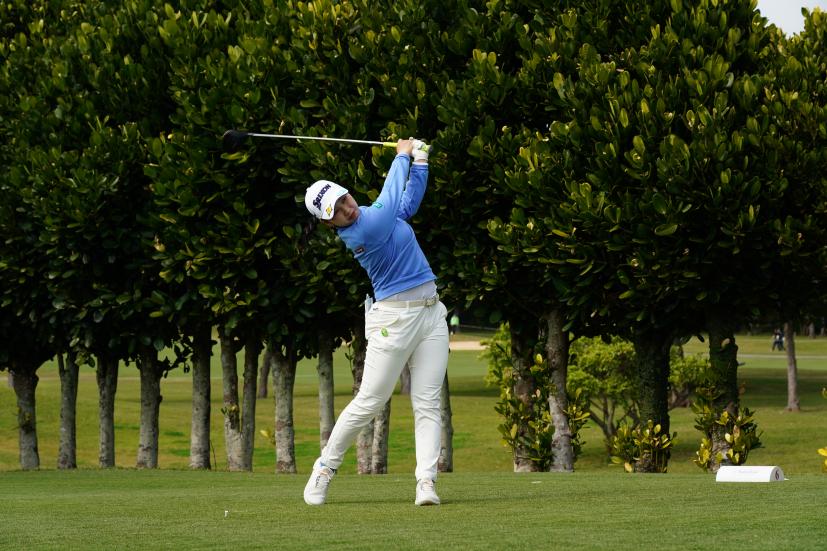 小祝さくらのドライバースイング（斜め前方）連続写真【2022年ダイキンオーキッドレディスゴルフトーナメント】