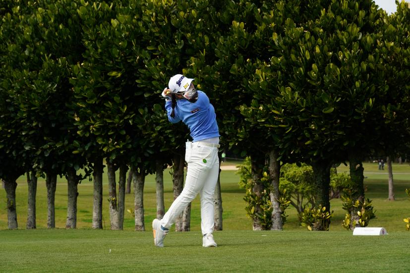 小祝さくらのドライバースイング（斜め前方）連続写真【2022年ダイキンオーキッドレディスゴルフトーナメント】