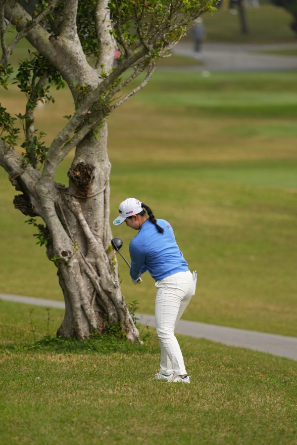 小祝さくらのフェアウェイウッドスイング（ラフ）連続写真【2022年ダイキンオーキッドレディスゴルフトーナメント】