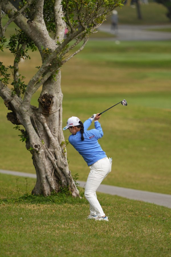 小祝さくらのフェアウェイウッドスイング（ラフ）連続写真【2022年ダイキンオーキッドレディスゴルフトーナメント】