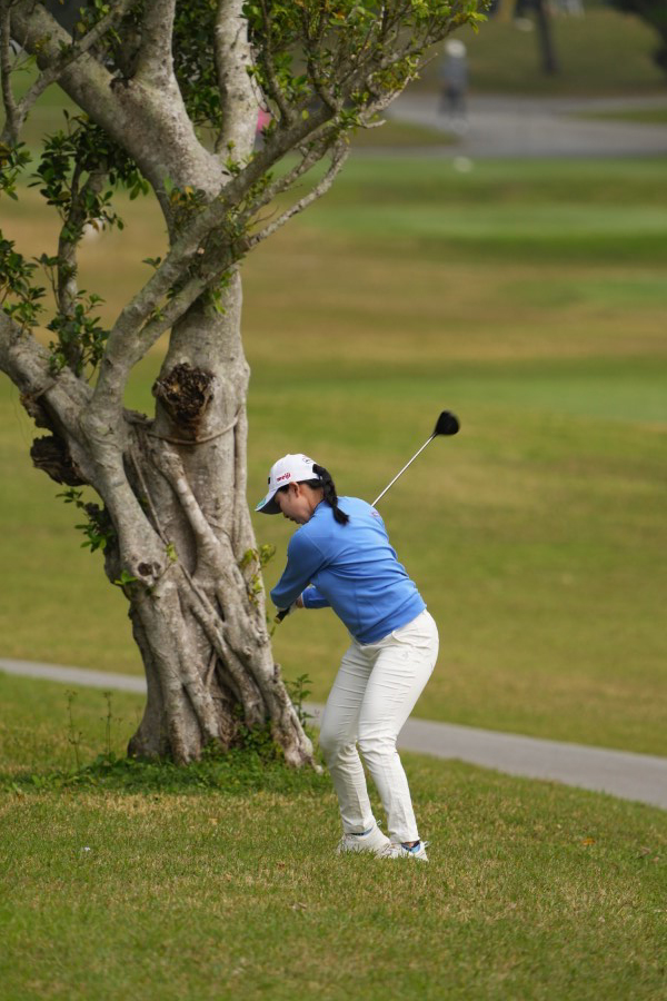 小祝さくらのフェアウェイウッドスイング（ラフ）連続写真【2022年ダイキンオーキッドレディスゴルフトーナメント】