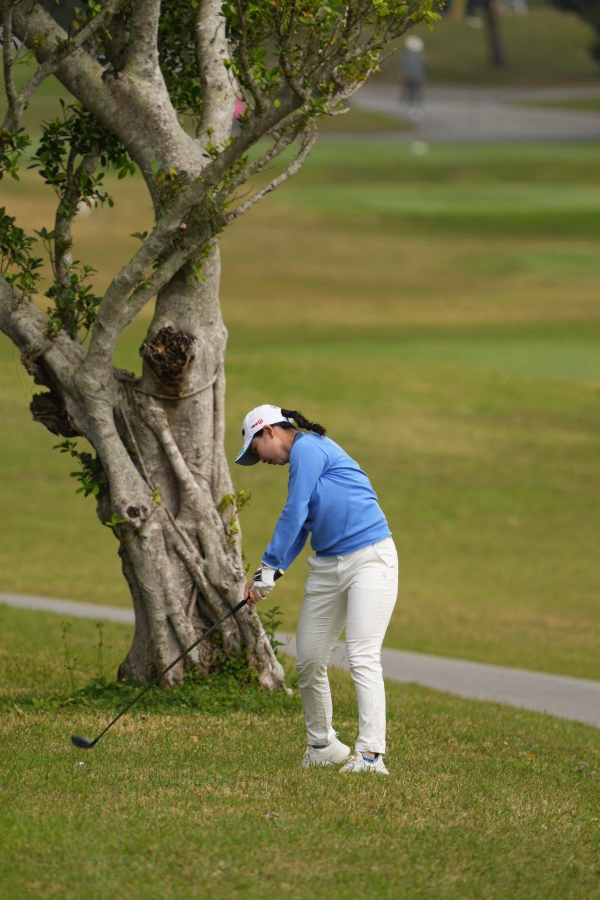 小祝さくらのフェアウェイウッドスイング（ラフ）連続写真【2022年ダイキンオーキッドレディスゴルフトーナメント】