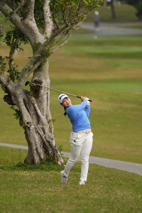 小祝さくらのフェアウェイウッドスイング（ラフ）連続写真【2022年ダイキンオーキッドレディスゴルフトーナメント】